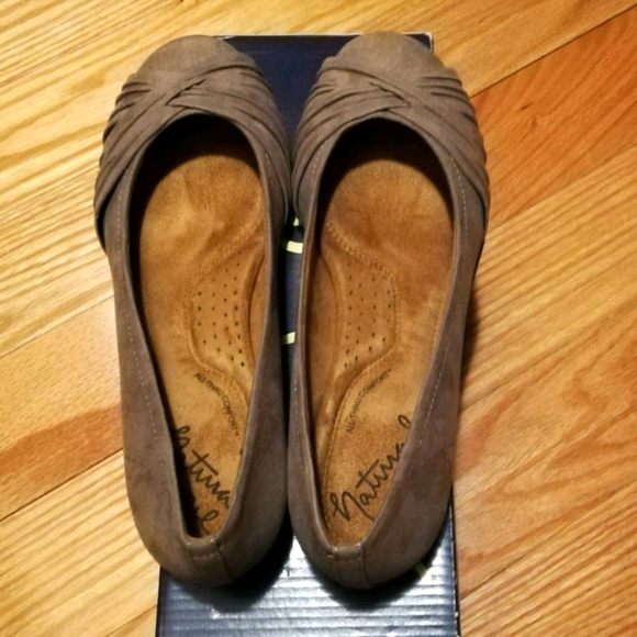 NIB Chic Flats. Size 6 1/2 M. Taupe. - Picture 5 of 9